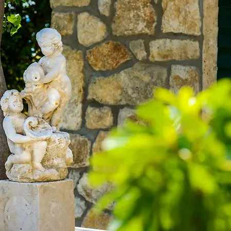 Villa Stone Rose Lovorno